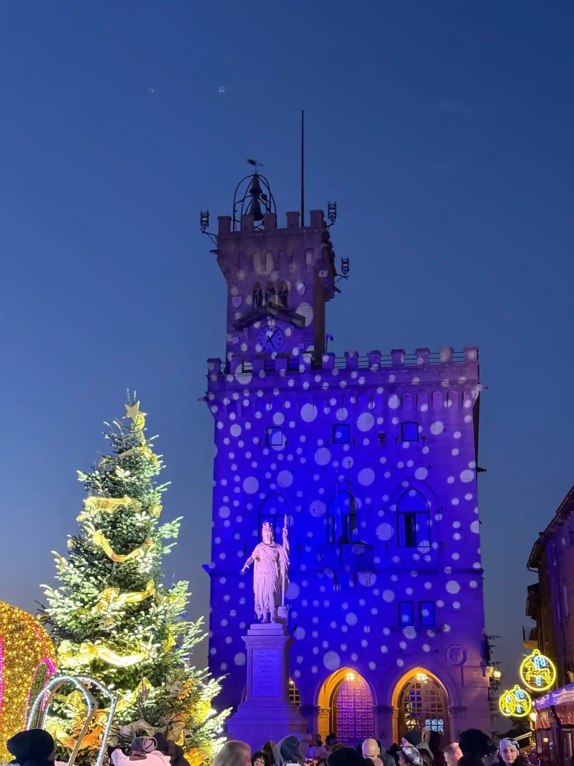 durante i mercatini di natale a San MArino viene spesso posizionato un albero con luci in piazza